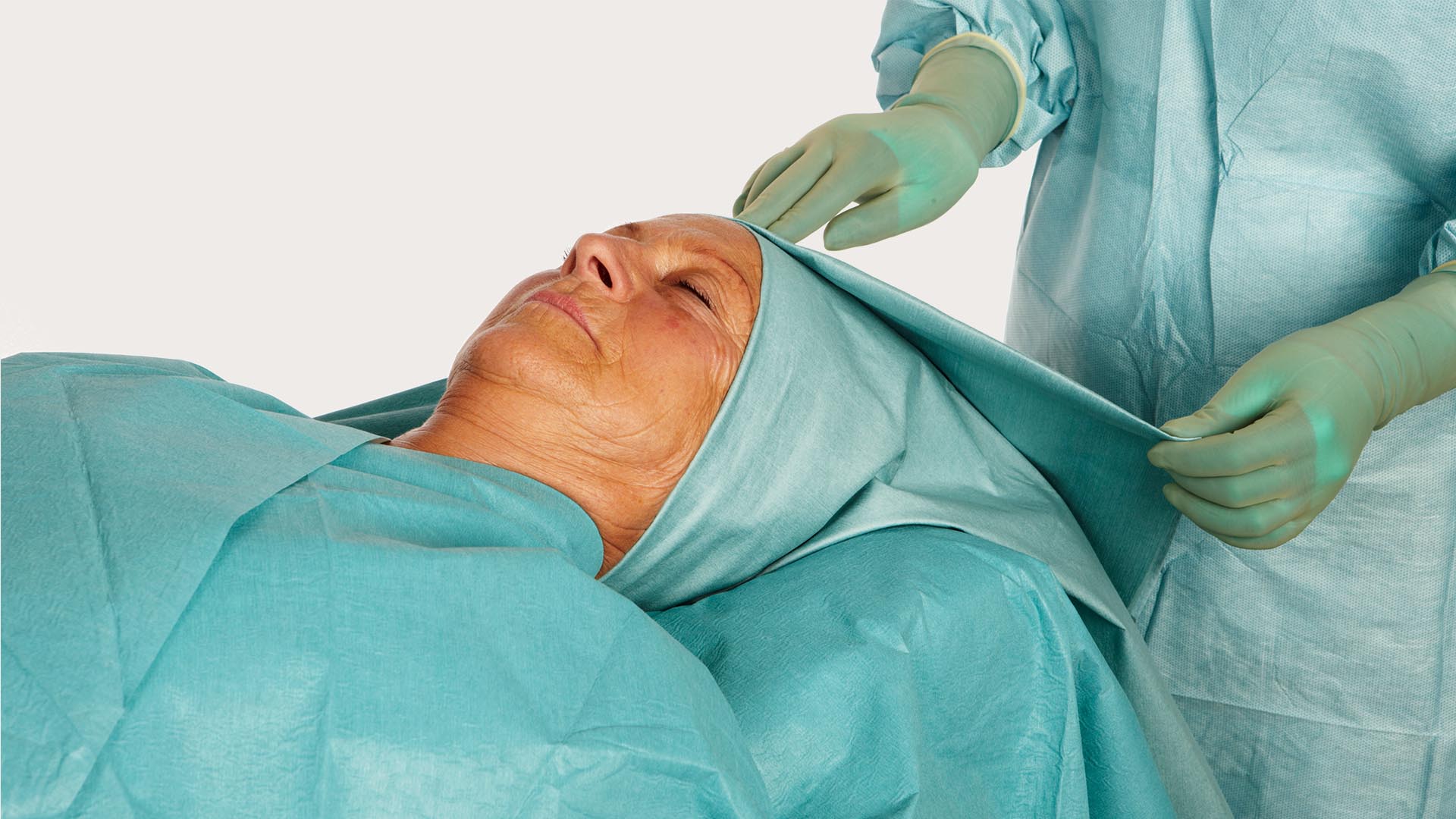 Kopf einer Patientin, der mit einer Barrier HNO OP-Abdeckung abgedeckt ist