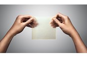Zwei Hände, die einen feuchten Exufiber Ag+ Verband halten