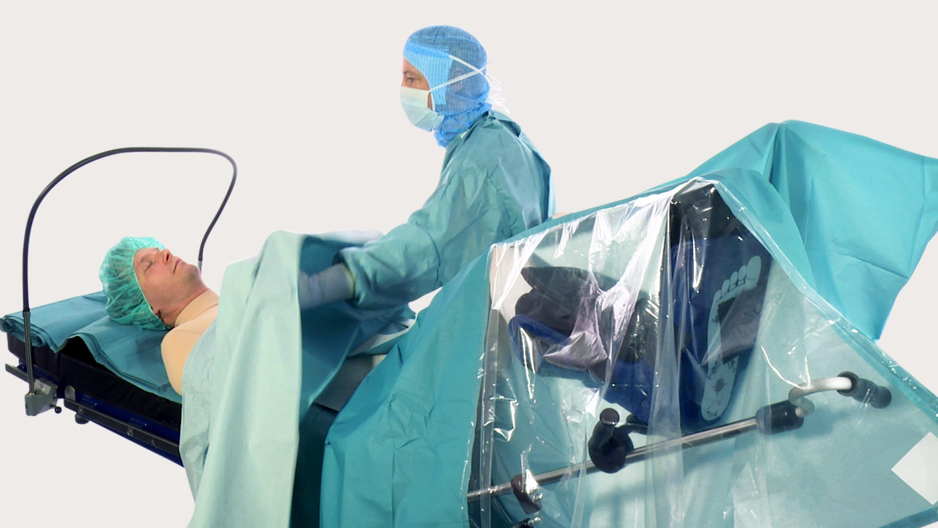 Medizinische Fachkraft, die BARRIER Abdeckungen zur Vorbereitung eines chirurgischen Eingriffs drapiert.