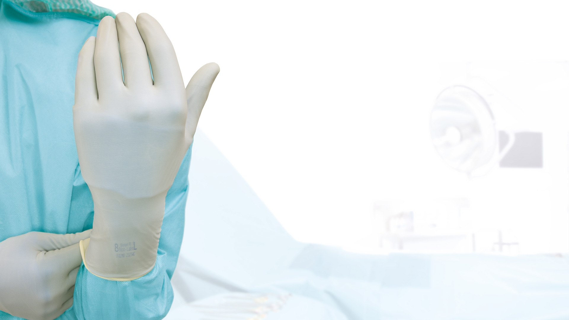 Medizinische Fachkraft, die latexfreie Biogel Handschuhe trägt