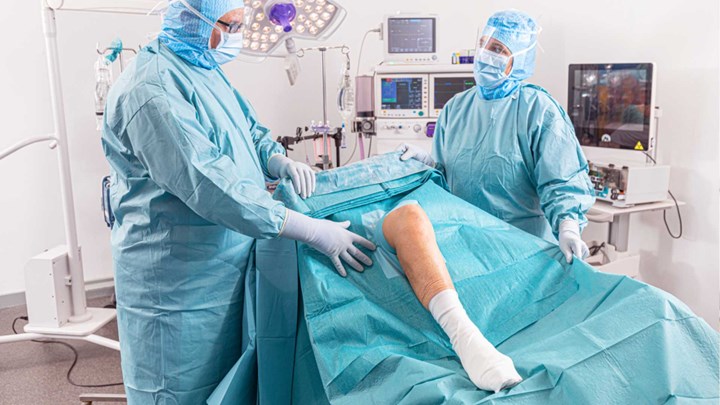 Chirurgie orthopédique avec deux chirurgiens